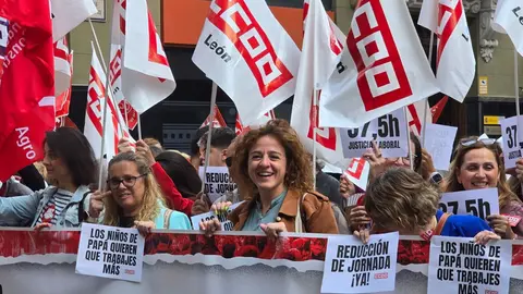 Concentración conjunta de representantes de UGT y CCOO frente a la sede de la Federación Leonesa de Empresarios (Fele) para reducir la jornada a 37,5 horas.