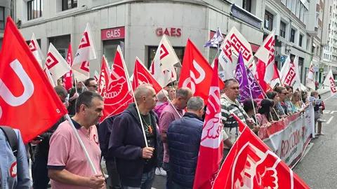 Concentración conjunta de representantes de UGT y CCOO frente a la sede de la Federación Leonesa de Empresarios (Fele) para reducir la jornada a 37,5 horas.