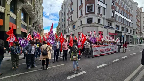 Concentración conjunta de representantes de UGT y CCOO frente a la sede de la Federación Leonesa de Empresarios (Fele) para reducir la jornada a 37,5 horas.