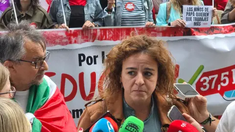 Concentración conjunta de representantes de UGT y CCOO frente a la sede de la Federación Leonesa de Empresarios (Fele) para reducir la jornada a 37,5 horas.