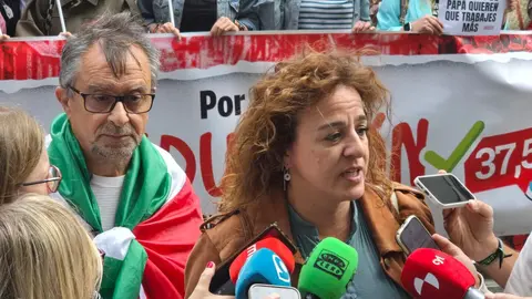 Concentración conjunta de representantes de UGT y CCOO frente a la sede de la Federación Leonesa de Empresarios (Fele) para reducir la jornada a 37,5 horas.
