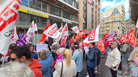 Concentración conjunta de representantes de UGT y CCOO frente a la sede de la Federación Leonesa de Empresarios (Fele) para reducir la jornada a 37,5 horas.