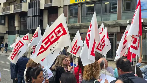 Concentración conjunta de representantes de UGT y CCOO frente a la sede de la Federación Leonesa de Empresarios (Fele) para reducir la jornada a 37,5 horas.