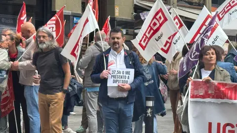 Concentración conjunta de representantes de UGT y CCOO frente a la sede de la Federación Leonesa de Empresarios (Fele) para reducir la jornada a 37,5 horas.