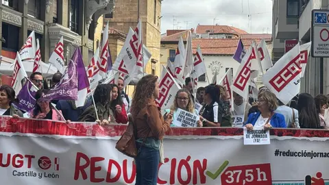 Concentración conjunta de representantes de UGT y CCOO frente a la sede de la Federación Leonesa de Empresarios (Fele) para reducir la jornada a 37,5 horas.