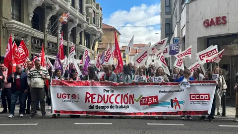 Concentración conjunta de representantes de UGT y CCOO frente a la sede de la Federación Leonesa de Empresarios (Fele) para reducir la jornada a 37,5 horas.