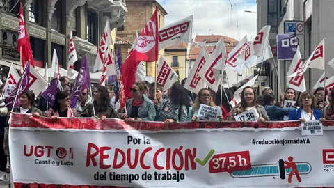 Concentración conjunta de representantes de UGT y CCOO frente a la sede de la Federación Leonesa de Empresarios (Fele) para reducir la jornada a 37,5 horas.