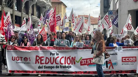 Concentración conjunta de representantes de UGT y CCOO frente a la sede de la Federación Leonesa de Empresarios (Fele) para reducir la jornada a 37,5 horas.