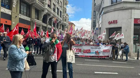Concentración conjunta de representantes de UGT y CCOO frente a la sede de la Federación Leonesa de Empresarios (Fele) para reducir la jornada a 37,5 horas.