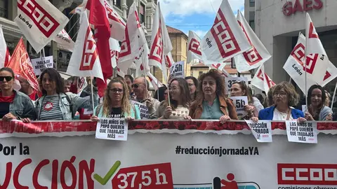 Concentración conjunta de representantes de UGT y CCOO frente a la sede de la Federación Leonesa de Empresarios (Fele) para reducir la jornada a 37,5 horas.
