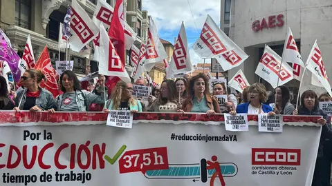 Concentración conjunta de representantes de UGT y CCOO frente a la sede de la Federación Leonesa de Empresarios (Fele) para reducir la jornada a 37,5 horas.