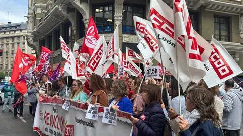 Concentración conjunta de representantes de UGT y CCOO frente a la sede de la Federación Leonesa de Empresarios (Fele) para reducir la jornada a 37,5 horas.