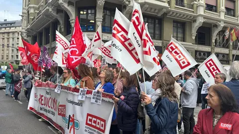 Concentración conjunta de representantes de UGT y CCOO frente a la sede de la Federación Leonesa de Empresarios (Fele) para reducir la jornada a 37,5 horas.