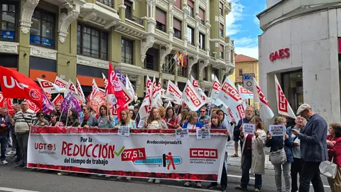 Concentración conjunta de representantes de UGT y CCOO frente a la sede de la Federación Leonesa de Empresarios (Fele) para reducir la jornada a 37,5 horas.