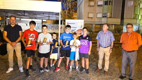 Los ganadores del campeonato infantil junto a Iván Alonso y representantes de la asociación de vecinos La Libertad.