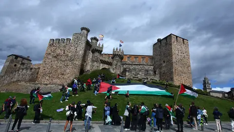 Manifestantes contra el genocidio en Gaza frente al Castillo de los Templarios de Ponferrada durante el transcurso de la etapa de la Vuelta ciclista a España. Foto: César Hornija.
