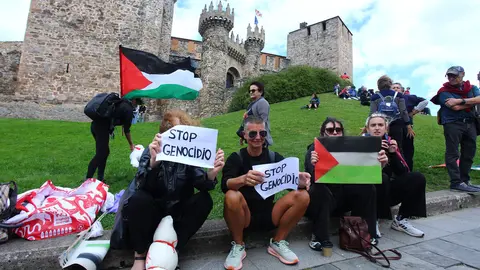 Manifestantes contra el genocidio en Gaza frente al Castillo de los Templarios de Ponferrada durante el transcurso de la etapa de la Vuelta ciclista a España. Foto: César Hornija.