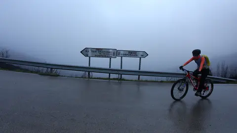 Ambiente previo a la subida al alto del Morredero en Ponferrada de la etapa de la Vuelta ciclista a España. Foto: César Hornija.