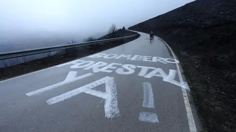 Ambiente previo a la subida al alto del Morredero en Ponferrada de la etapa de la Vuelta ciclista a España. Foto: César Hornija.