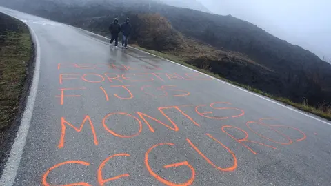 Ambiente previo a la subida al alto del Morredero en Ponferrada de la etapa de la Vuelta ciclista a España. Foto: César Hornija.