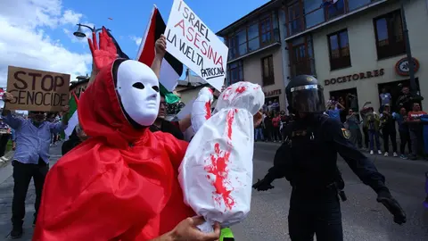 Pitos, pancartas y momentos de tensión policial acompañaron el paso del pelotón por Ponferrada. Fotos: César Hornija