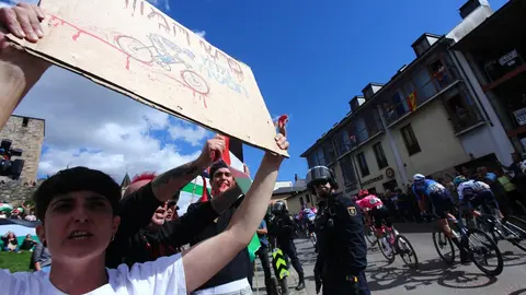 Pitos, pancartas y momentos de tensión policial acompañaron el paso del pelotón por Ponferrada. Fotos: César Hornija