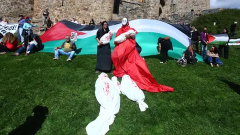 Manifestantes contra el genocidio en Gaza al paso de la Vuelta Ciclista a España por Ponferrada. (Foto: César Hornija)