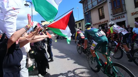 Pitos, pancartas y momentos de tensión policial acompañaron el paso del pelotón por Ponferrada. Fotos: César Hornija