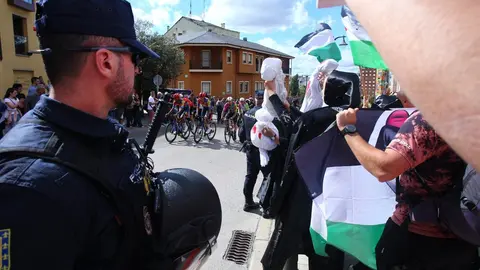 Manifestantes contra el genocidio en Gaza al paso de la Vuelta Ciclista a España por Ponferrada. (Foto: César Hornija)