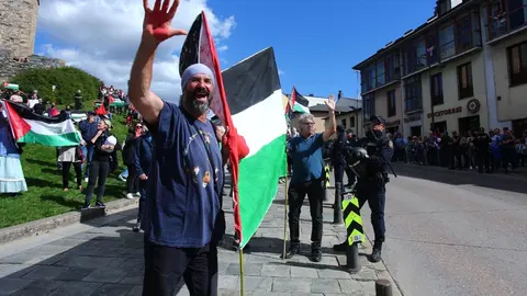 Pitos, pancartas y momentos de tensión policial acompañaron el paso del pelotón por Ponferrada. Fotos: César Hornija