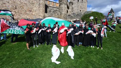 Manifestantes contra el genocidio en Gaza al paso de la Vuelta Ciclista a España por Ponferrada. (Foto: César Hornija)