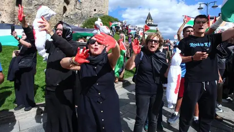 Manifestantes contra el genocidio en Gaza al paso de la Vuelta Ciclista a España por Ponferrada. (Foto: César Hornija)