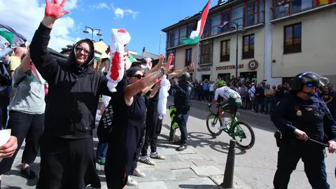 Pitos, pancartas y momentos de tensión policial acompañaron el paso del pelotón por Ponferrada. Fotos: César Hornija