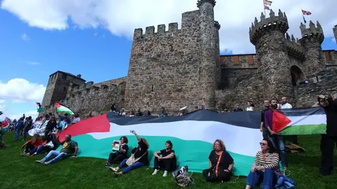 Manifestantes contra el genocidio en Gaza al paso de la Vuelta Ciclista a España por Ponferrada. (Foto: César Hornija)