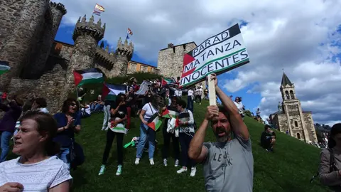 Manifestantes contra el genocidio en Gaza al paso de la Vuelta Ciclista a España por Ponferrada. (Foto: César Hornija)
