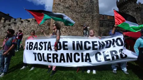 Pitos, pancartas y momentos de tensión policial acompañaron el paso del pelotón por Ponferrada. Fotos: César Hornija