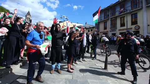 Manifestantes contra el genocidio en Gaza al paso de la Vuelta Ciclista a España por Ponferrada. (Foto: César Hornija)