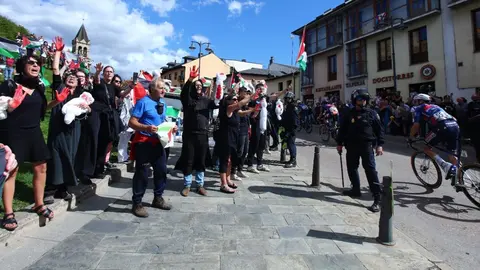 Pitos, pancartas y momentos de tensión policial acompañaron el paso del pelotón por Ponferrada. Fotos: César Hornija