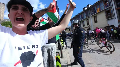 Pitos, pancartas y momentos de tensión policial acompañaron el paso del pelotón por Ponferrada. Fotos: César Hornija