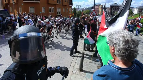 Manifestantes contra el genocidio en Gaza al paso de la Vuelta Ciclista a España por Ponferrada. (Foto: César Hornija)