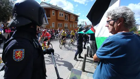 Pitos, pancartas y momentos de tensión policial acompañaron el paso del pelotón por Ponferrada. Fotos: César Hornija