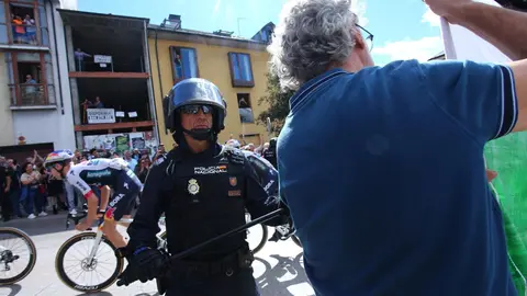 Pitos, pancartas y momentos de tensión policial acompañaron el paso del pelotón por Ponferrada. Fotos: César Hornija