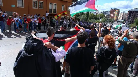 Manifestantes contra el genocidio en Gaza al paso de la Vuelta Ciclista a España por Ponferrada. (Foto: César Hornija)