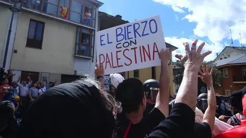 Manifestantes contra el genocidio en Gaza al paso de la Vuelta Ciclista a España por Ponferrada. (Foto: César Hornija)