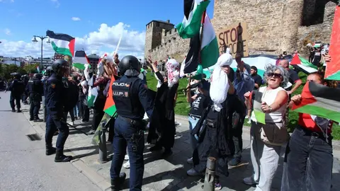 Manifestantes contra el genocidio en Gaza al paso de la Vuelta Ciclista a España por Ponferrada. (Foto: César Hornija)