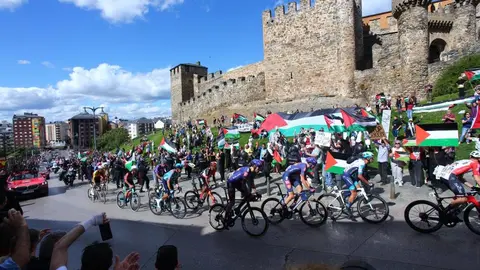 Pitos, pancartas y momentos de tensión policial acompañaron el paso del pelotón por Ponferrada. Fotos: César Hornija