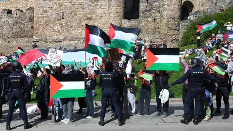 Manifestantes contra el genocidio en Gaza al paso de la Vuelta Ciclista a España por Ponferrada. (Foto: César Hornija)
