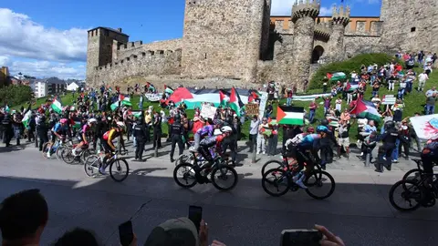 Pitos, pancartas y momentos de tensión policial acompañaron el paso del pelotón por Ponferrada. Fotos: César Hornija