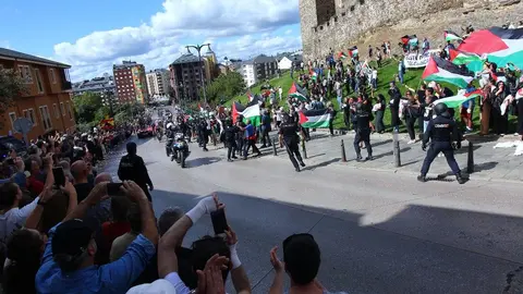 Pitos, pancartas y momentos de tensión policial acompañaron el paso del pelotón por Ponferrada. Fotos: César Hornija