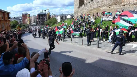 Pitos, pancartas y momentos de tensión policial acompañaron el paso del pelotón por Ponferrada. Fotos: César Hornija